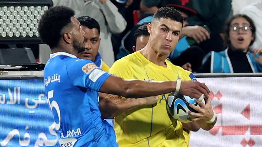 C朗在沙特盃賽因為開踭撞對手領紅。(路透社)