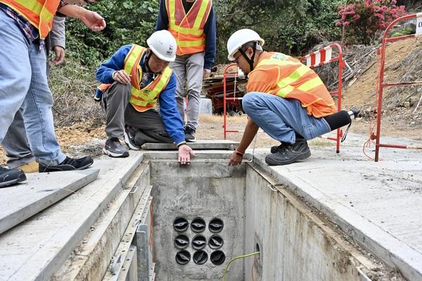 政府推出擴展光纖網絡至偏遠地區鄉村資助計劃，目前已有超過160條鄉村透過計劃鋪設光纖網絡，工程預計2026年或之前完成，惠及約11萬村民。(政府新聞網圖片)
