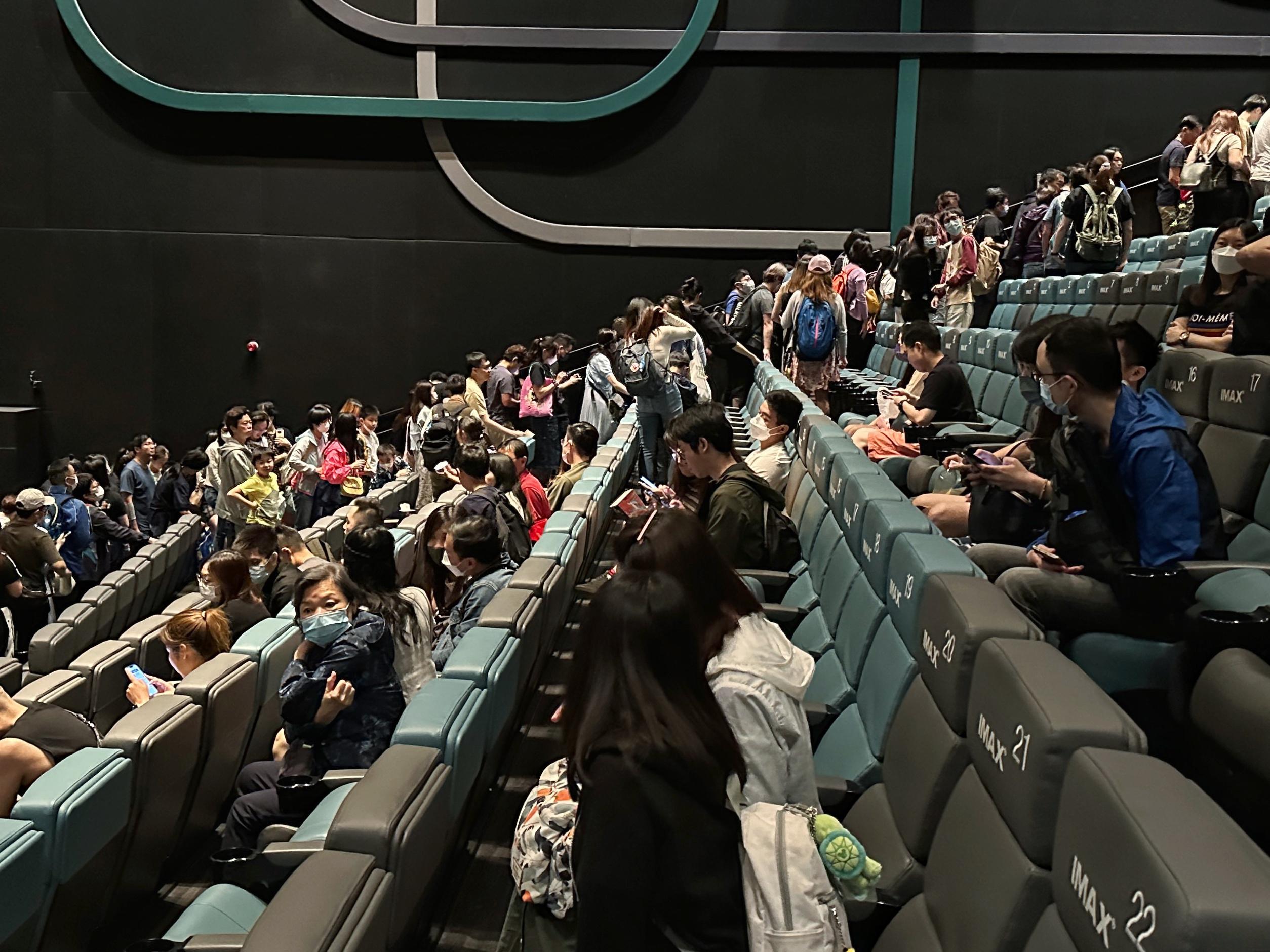 戲票中午12時起開售，市民大排長龍(中通社)