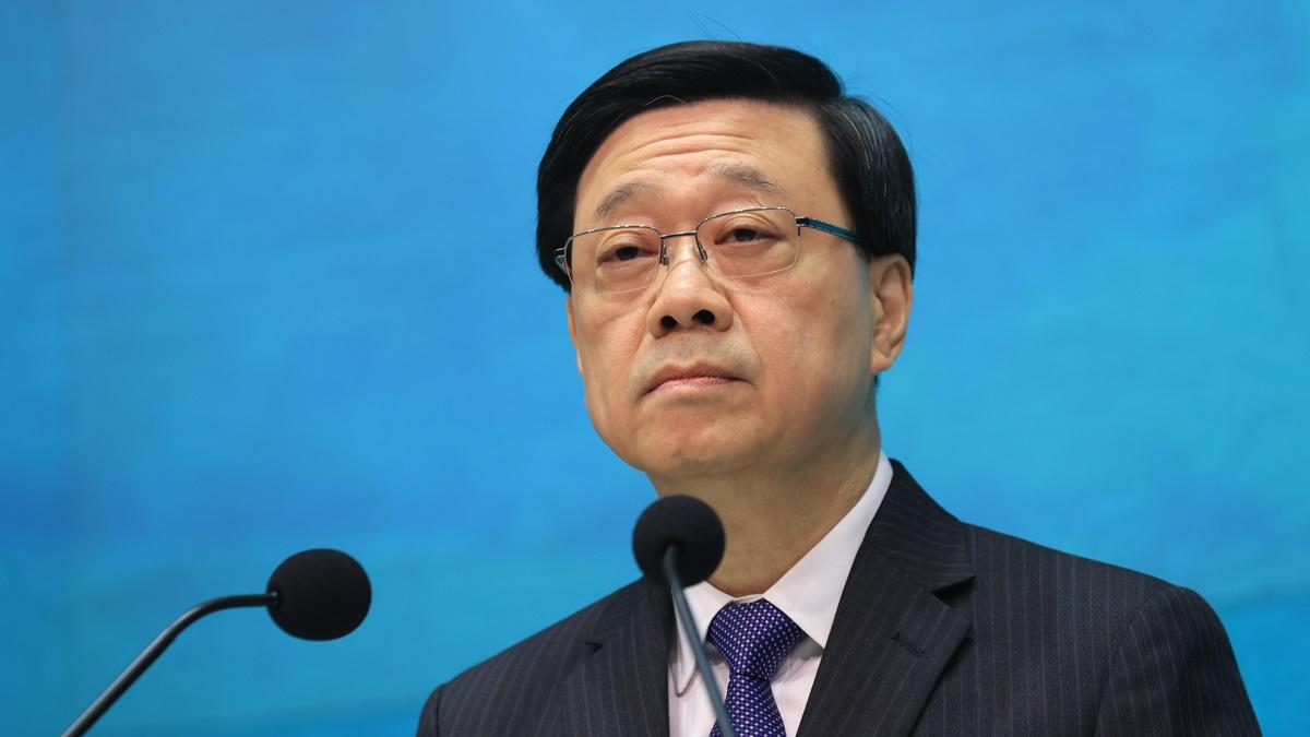 李家超出席行政會議前會見傳媒。(中通社)