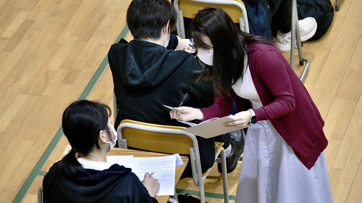 考評局宣布暫停使用「監考易」，但維持要求考生使用「報到易」自行報到。(資料圖片)