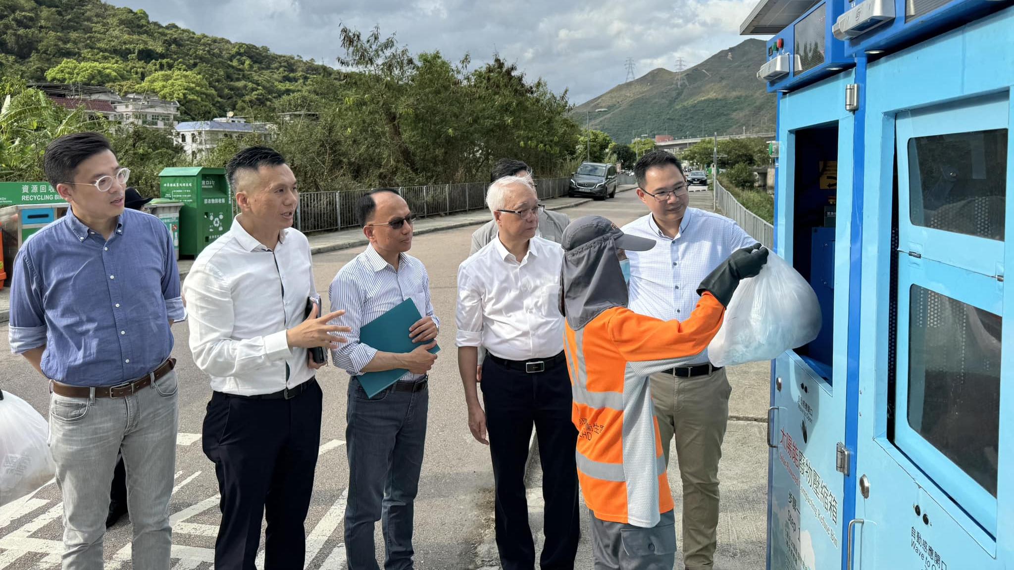 (左四)環境及生態局局長謝展寰