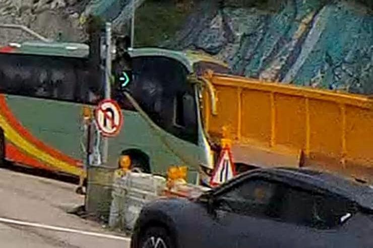 新清水灣道旅遊巴猛撼泥頭車車尾 一名孕婦不適送院