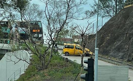 長沙灣呈祥道七人車失控撼燈柱「自炒」 司機受傷送院