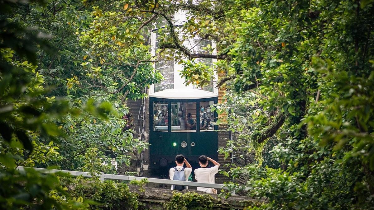 有特色主題一日遊安排旅客乘搭山頂纜車。(資料圖片)