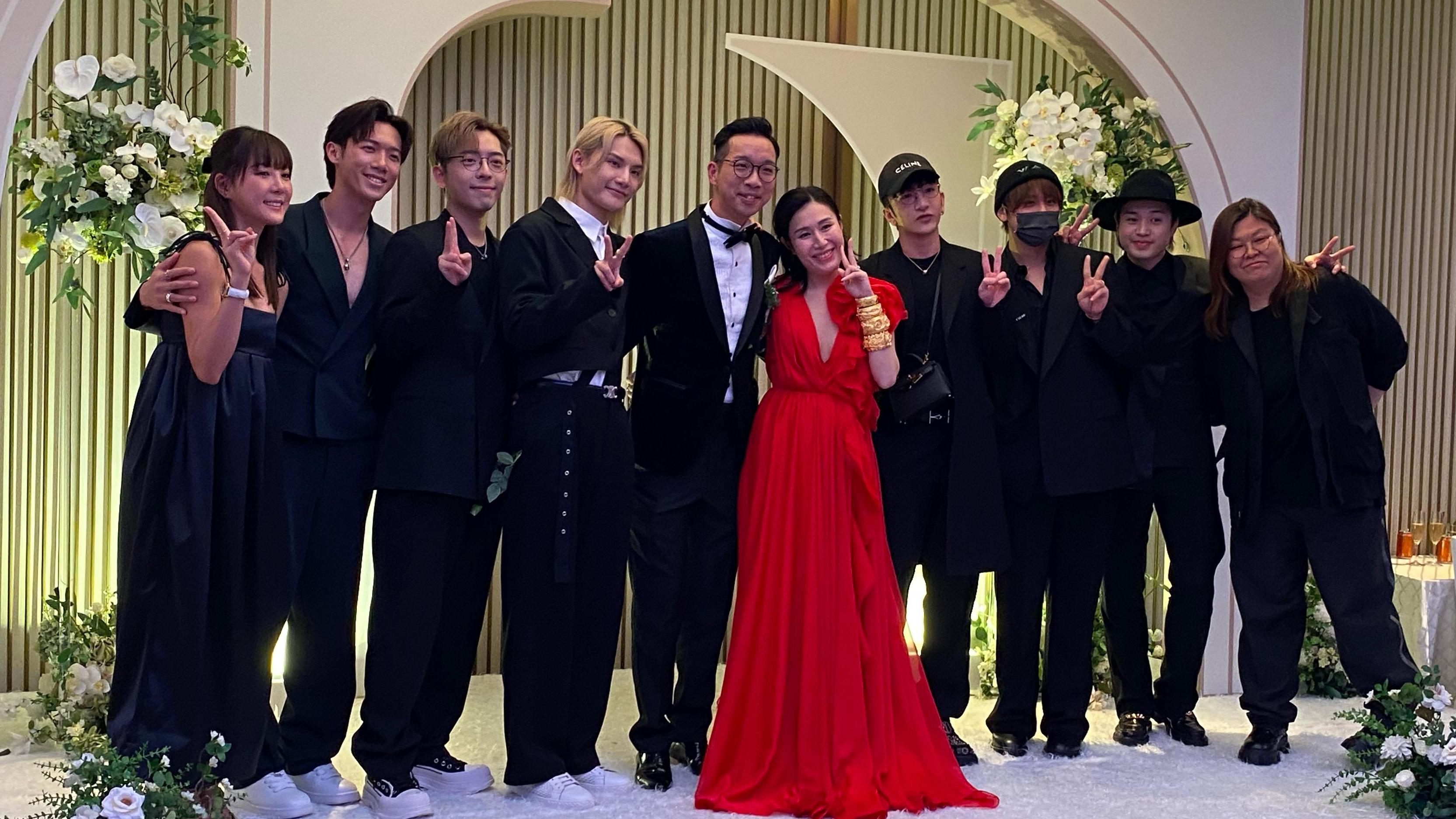 MIRROR六子返港出席婚禮 鏡仔作反叫花姐上台唱粵曲