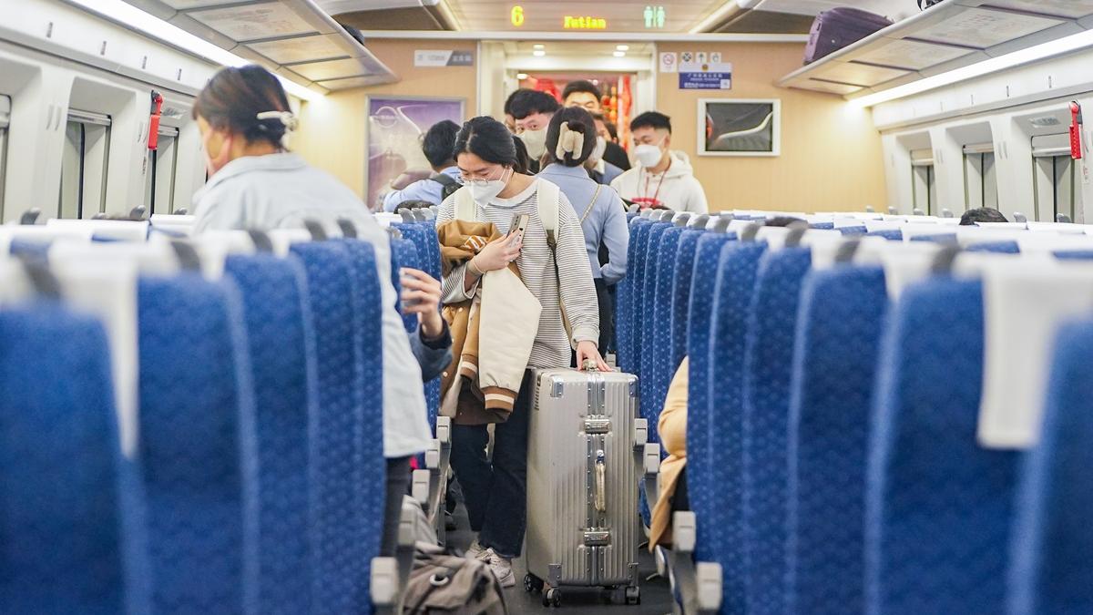 有議員關注高鐵直達車車費比轉車貴，政府指直達車的行程時間及方便程度具明顯優勢。(資料圖片)