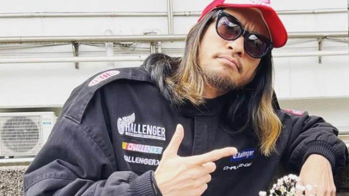 半退休生活 長瀨智也野性look玩賽車晒獎杯