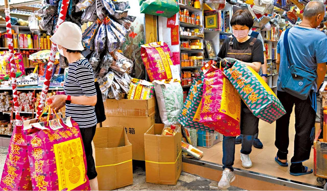清明節多區墳場人流絡繹不絕  龍蝦長腳蟹變紙紮品讓先人食好啲