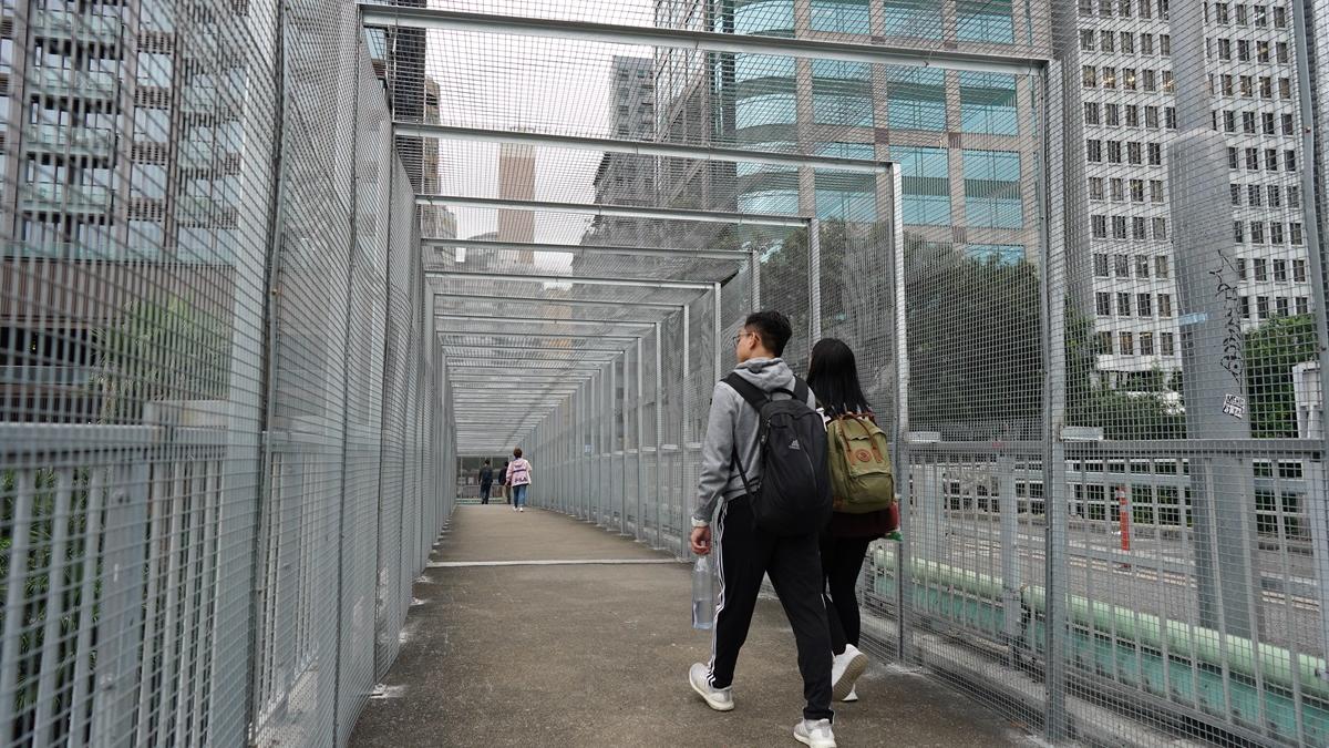 反修例事件期間有約60條行車或行人天橋加裝臨時圍網。(資料圖片／陳奕釗攝)
