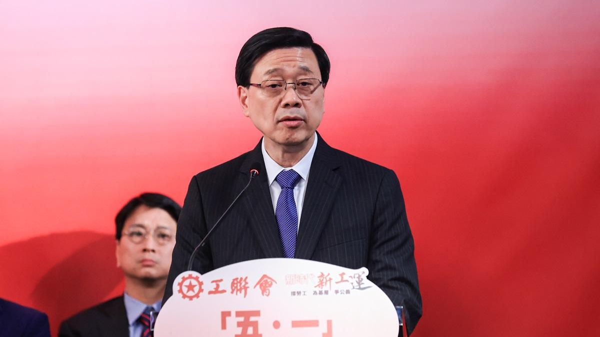 李家超肯定工聯會多年來為打工仔女等作出的努力。(中通社)