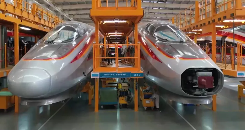 中國CR450動車組將於今年內完成組裝交付，時速將逾400公里，打破目前由中國保持的350公里世界最快高鐵營運時速。(影片截圖)