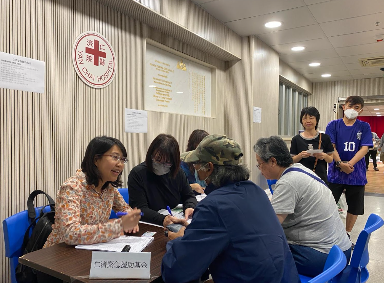 仁濟醫院董事局張文嘉主席帶同仁濟職員在梁顯利油麻地社區中心為災民處理援助申請。(仁濟醫院)