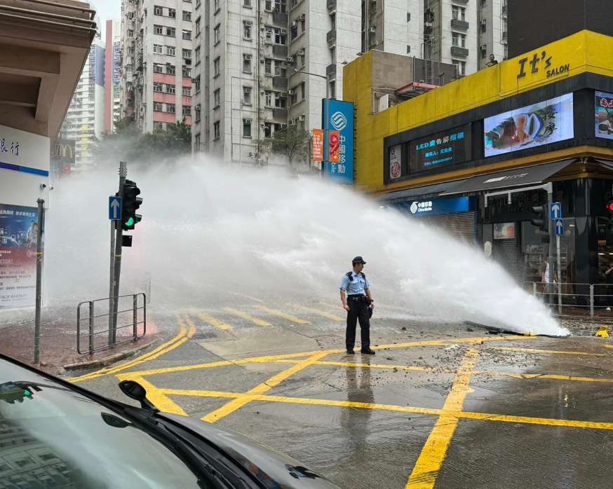 士美菲路與卑路乍街交界爆地下水管，噴出約三至四米高水柱(馬路的事討論區FB)