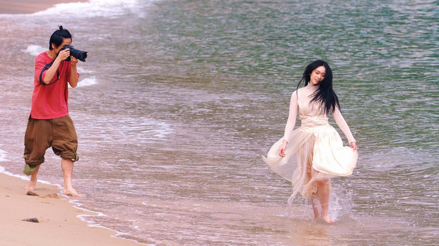 Cloud雲浩影赤腳下水 為新碟拍靚相仙氣爆燈