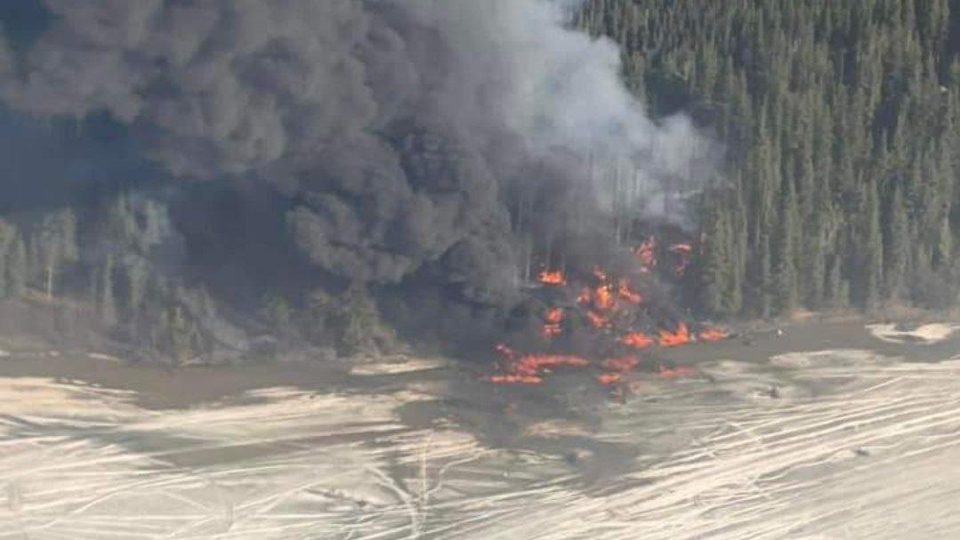 美國阿拉斯加飛機墜入河中起火，機上2人罹難。(X)