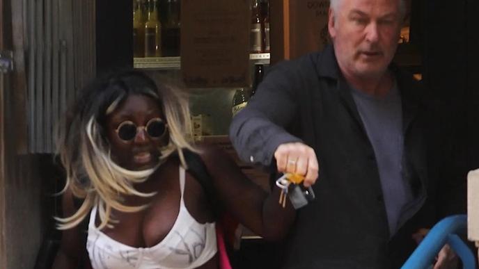 艾力寶雲槍擊案｜遭反以色列者挑釁 艾力搶手機掟落地