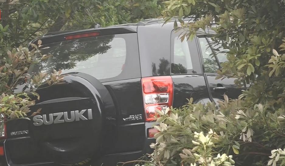 飛鵝山私家車衝落山坡 男子昏迷一度被困