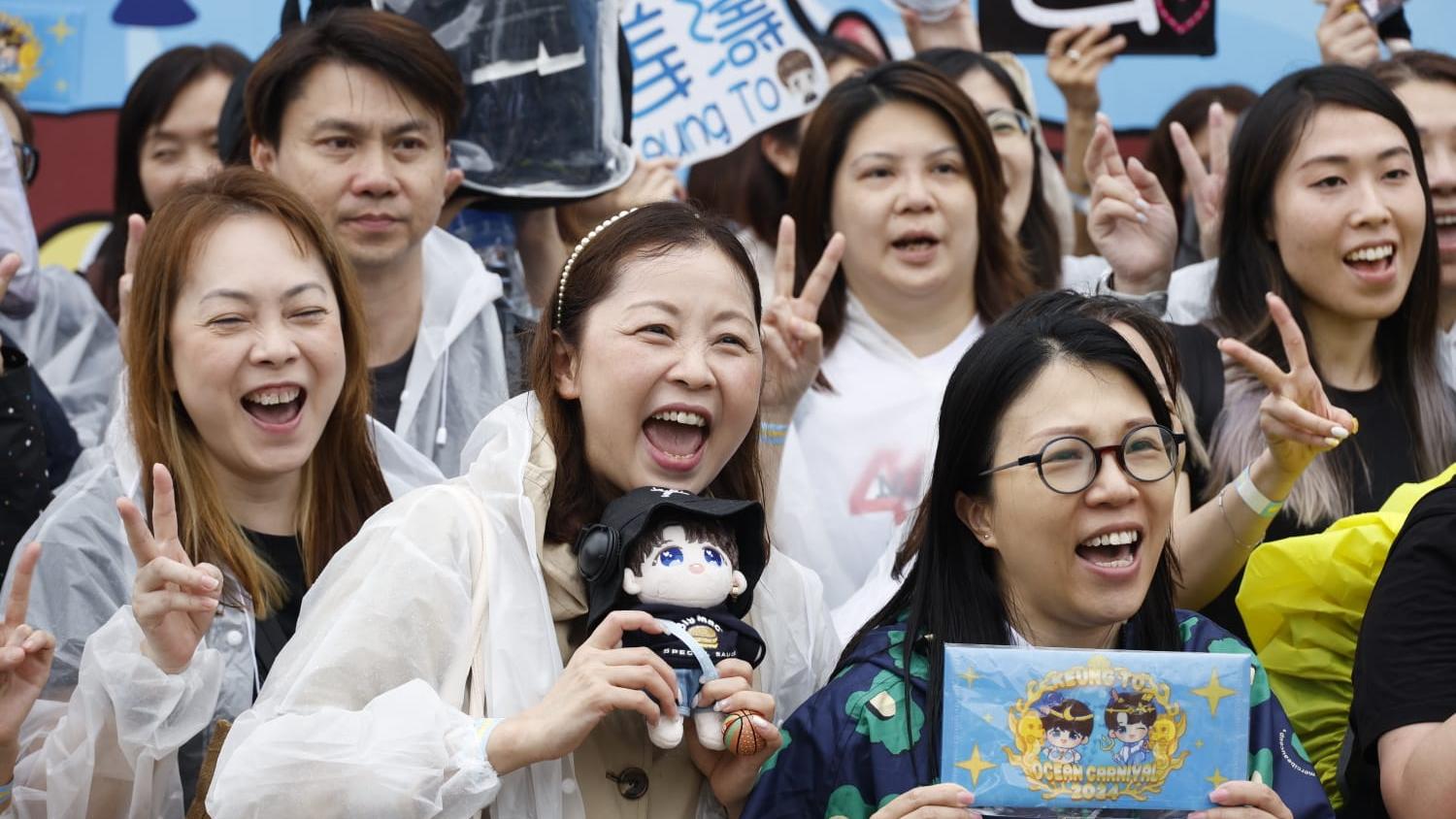 姜濤生日｜姜糖濕晒！冒住黃雨到海洋出園慶祝偶像生日 