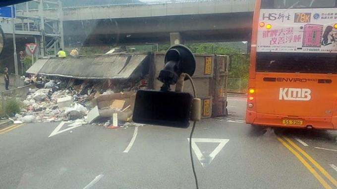 垃圾車翻側路中，溢出「垃圾山」。(馬路的事討論區@fb圖)