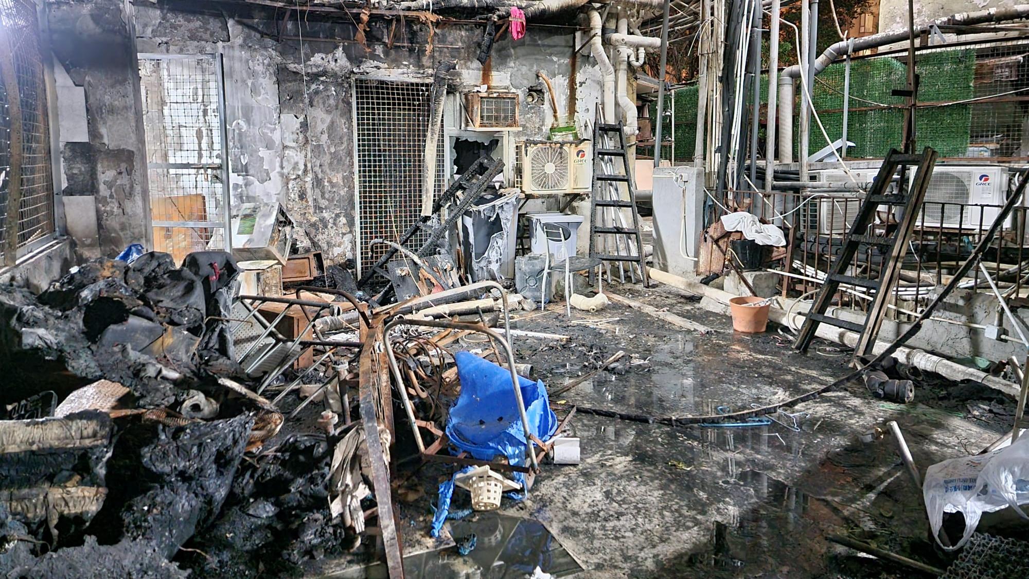 疑是起火位置的一樓天井滿地雜物。(鍾式明攝)