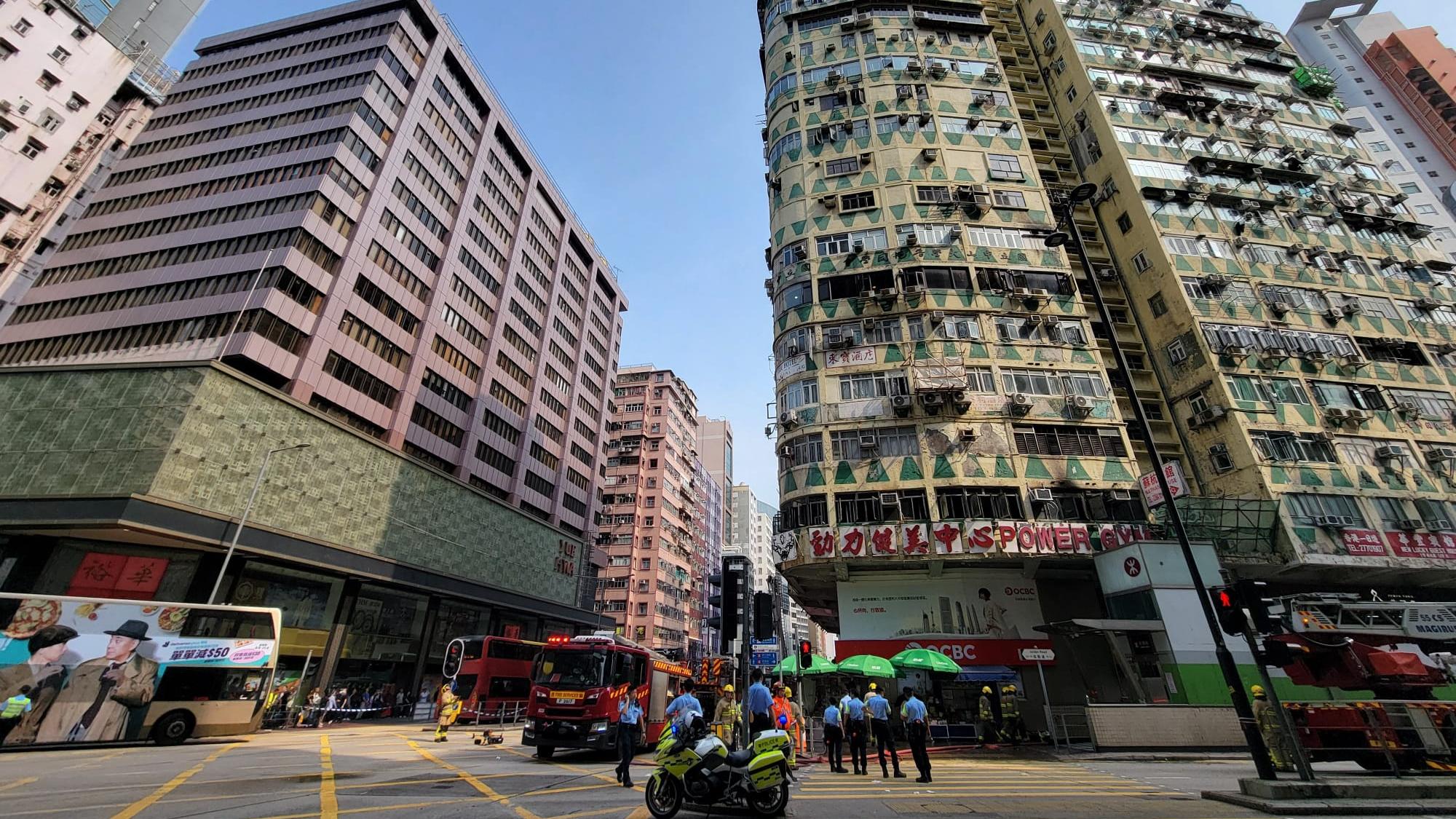 大廈起火時冒出大量濃煙。(林俊源攝)