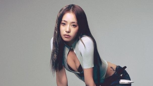 陳凱詠稱被蛇咬變集體炒車現場 原來為新歌做宣傳