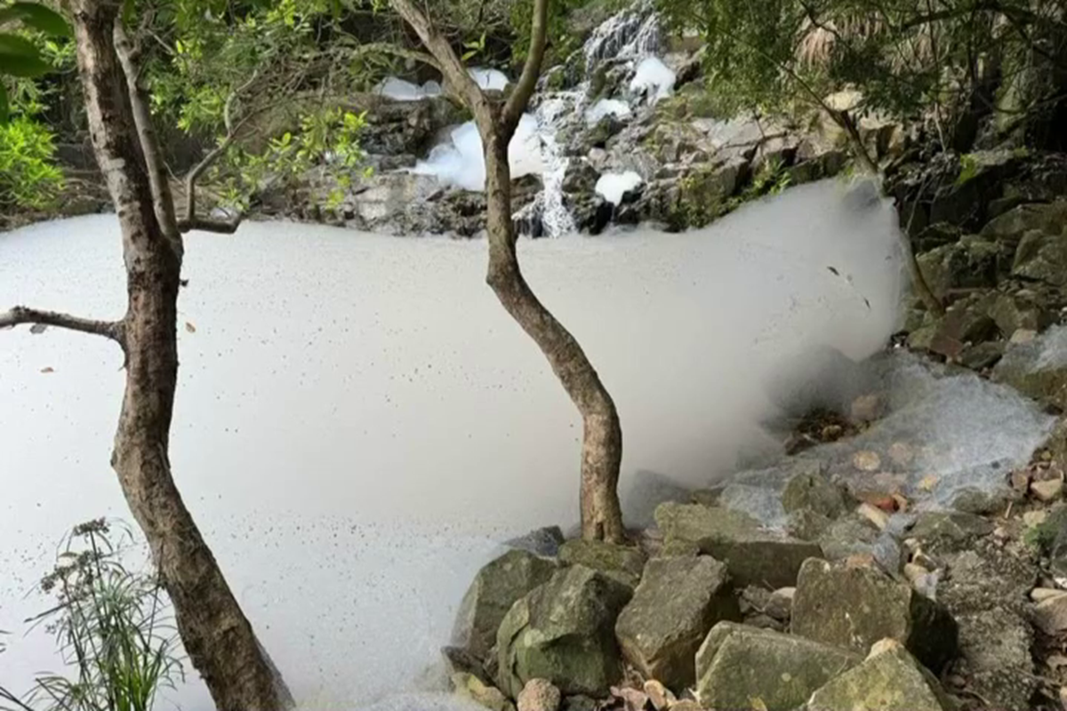 小赤沙一帶溪澗有大量白色泡沫。(方國珊FB圖片)