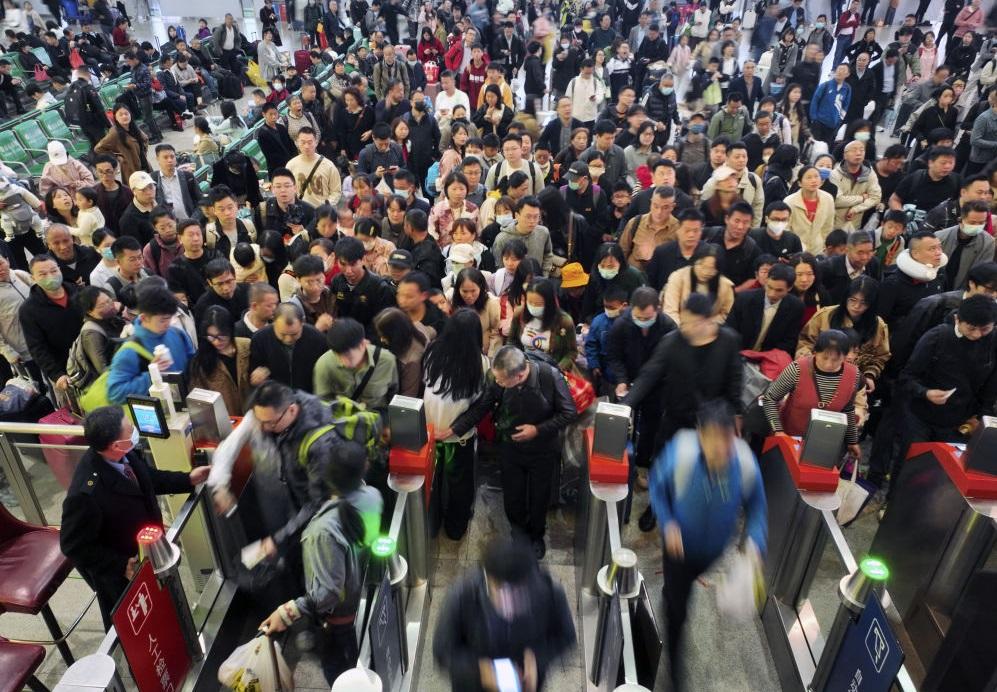 內地清明3天連假周六結束，在鐵路湖南衡陽東站候車室，大批旅客排隊過閘機進站。(新華社)