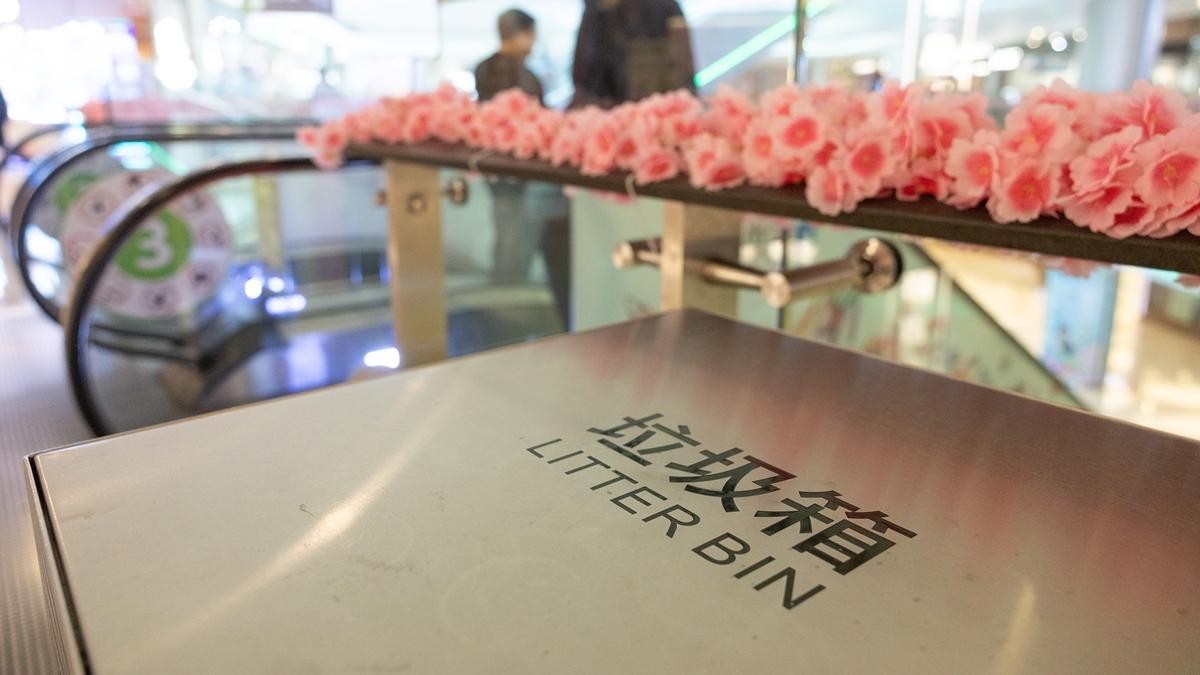 香港物業管理公司協會會長陳志球表示，管理員難以判斷垃圾來源，難以負責監察市民有否濫用商場垃圾桶。(蘇文傑攝)