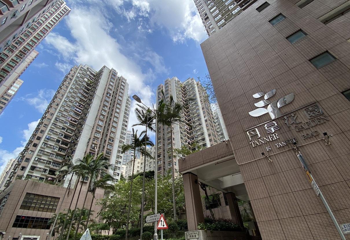 北角丹拿花園中層三房以1,015萬元沽出，呎價重上近1.4萬元水平。