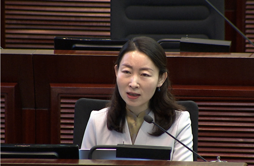 洪雯表示，現時很多年輕人都放棄「向上流動」而加入輪候公屋行列，試行計劃提供現金津貼等同獎勵市民「躺平」輪候公屋。