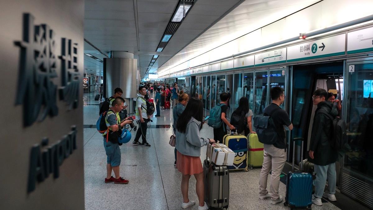 港鐵機場快綫及東涌綫一度延誤，市區預辦登機服務亦曾暫停。(資料圖片)