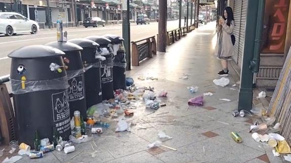 網民分享京都祇園街上滿布垃圾的影片。(互聯網)