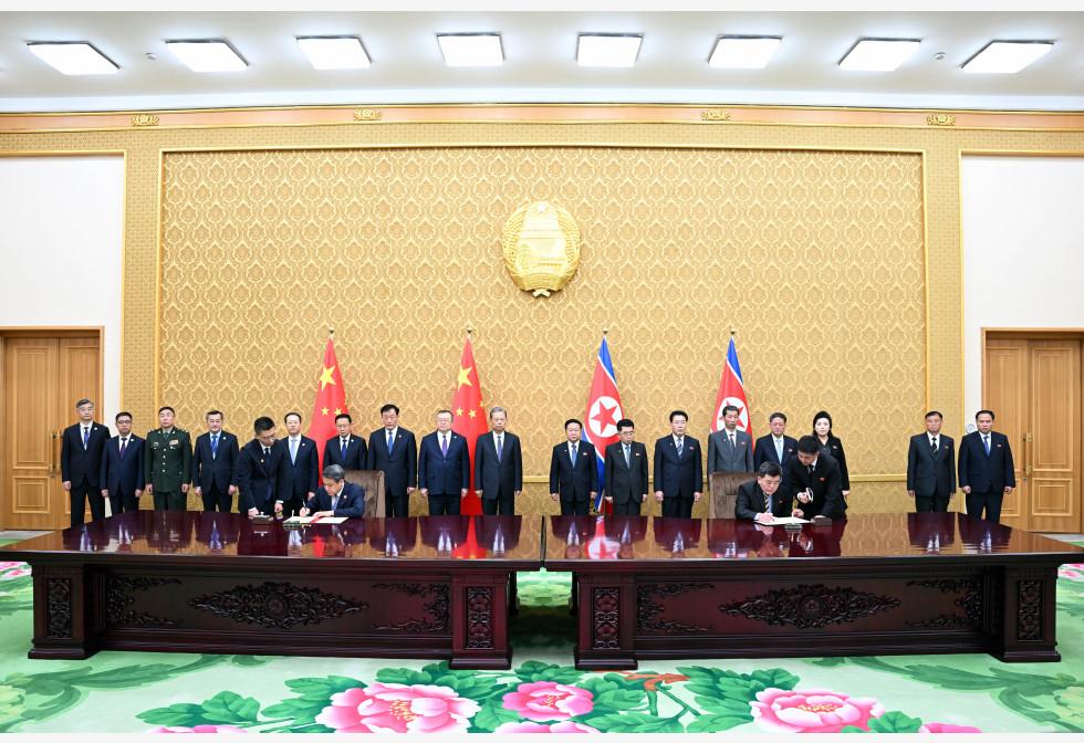 趙樂際和崔龍海在會談後，見證簽署中朝互免外交公務簽證等領域合作文件。（新華社）