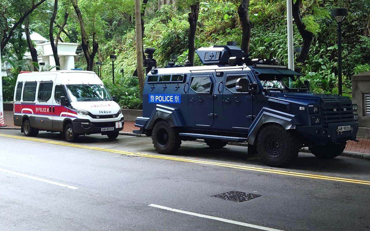 今早法庭外有警方裝甲車戒備。（港台圖片）