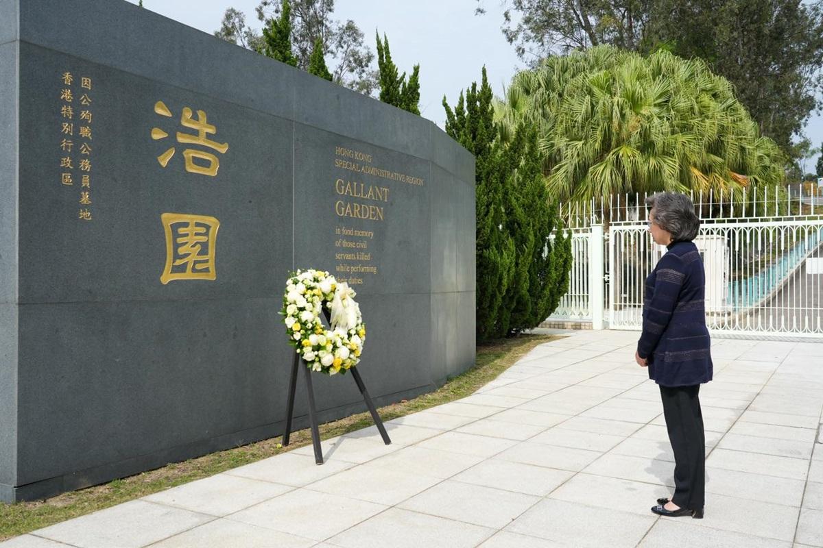 楊何蓓茵清明節到浩園悼念殉職公僕。(楊何蓓茵FB)