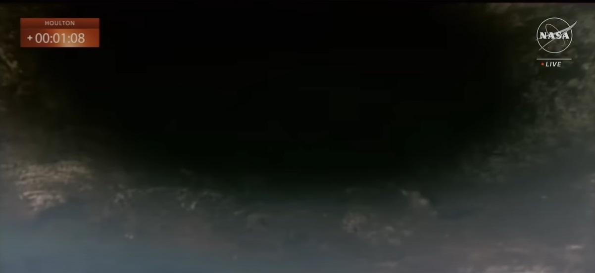 國際太空站太空人拍攝到月球陰影投落在地表上的畫面。(互聯網)