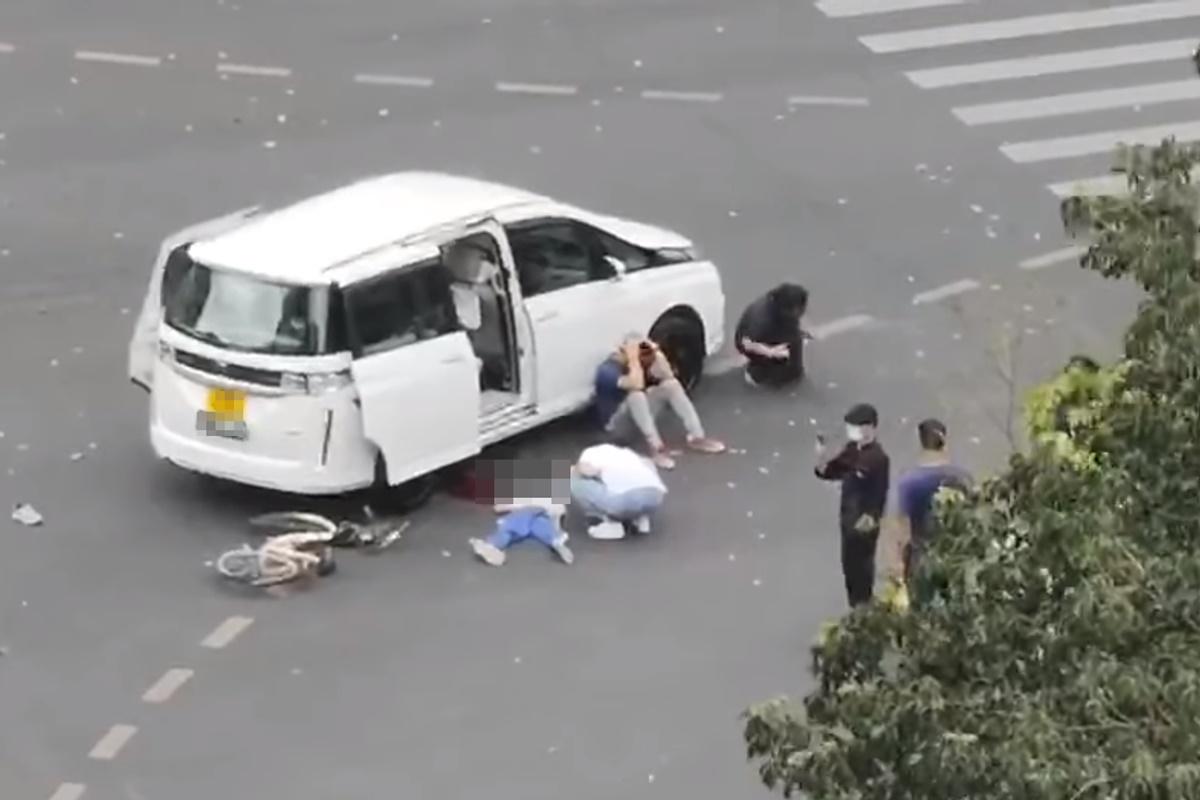 有中港牌私家車懷疑在中山撞倒一名男童。(網上影片截圖)