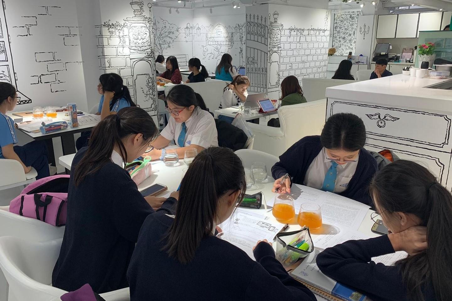 灣仔一間咖啡店在社交網站上載照片，宣布下午指定時段免費開放予DSE考生溫習。(網上圖片)