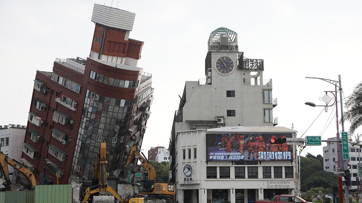 花蓮天王星大樓搜救行動結束後，工程人員繼續加固大樓底部以防倒塌。(中新社)