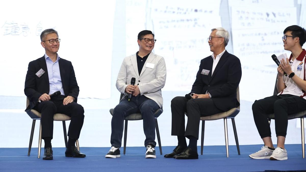 鄧炳強(左二)提到最鍾意去茶餐廳食蛋撻同餐蛋麵，李明逵就話自己由細食餃子食到大；左一為蕭澤頤。(林俊源攝)