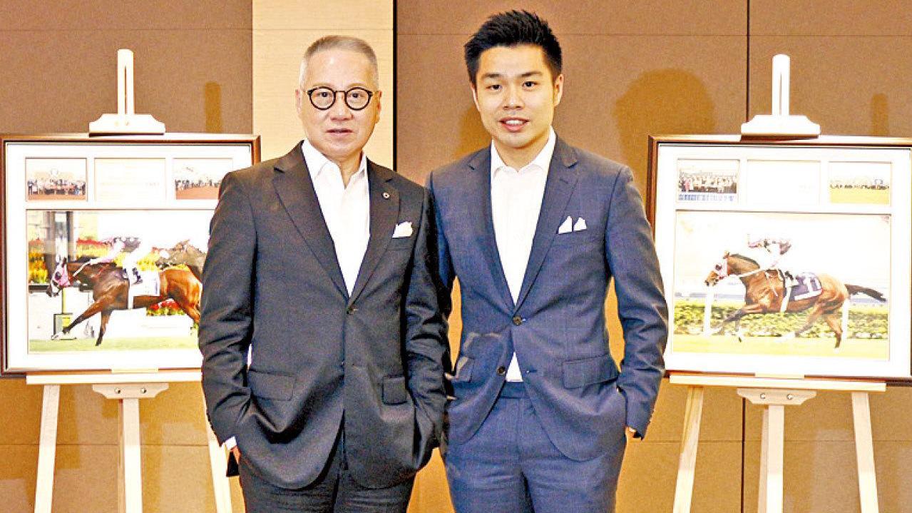 莎莎國際主席郭少明(左)及幼子郭浩泉(右)，同樣熱愛賽馬運動，兩父子不時出席賽馬活動。(資料圖片)