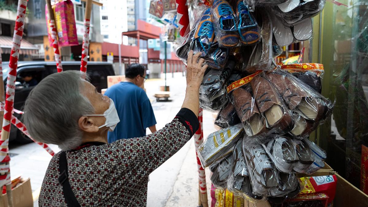 清明節正日市民選購紙紮品。(林靄怡攝)
