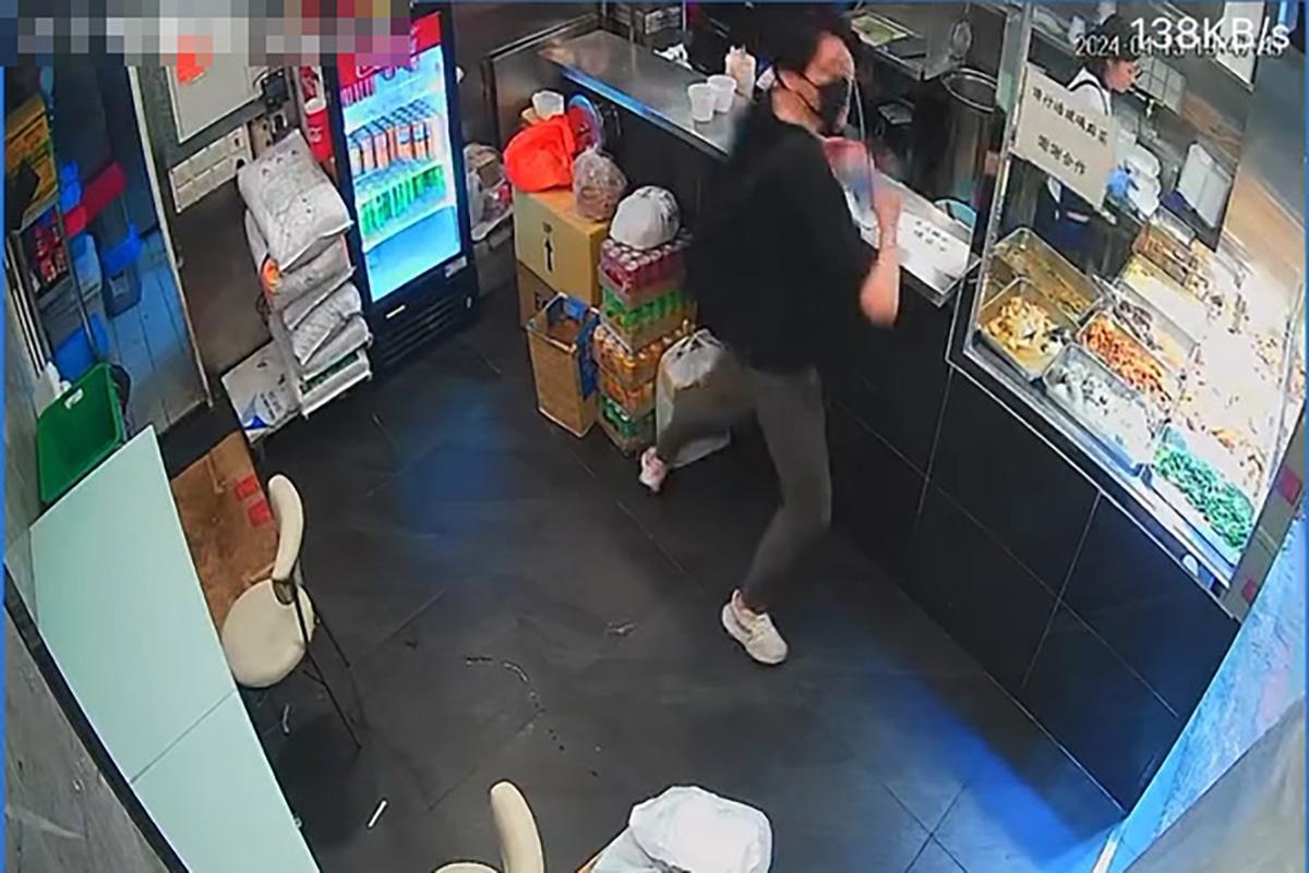 閉路電視片段直擊獨行賊「秒速」盜去店舖收銀機現金。(FB群組「香港兩餸飯關注組」影片截圖)