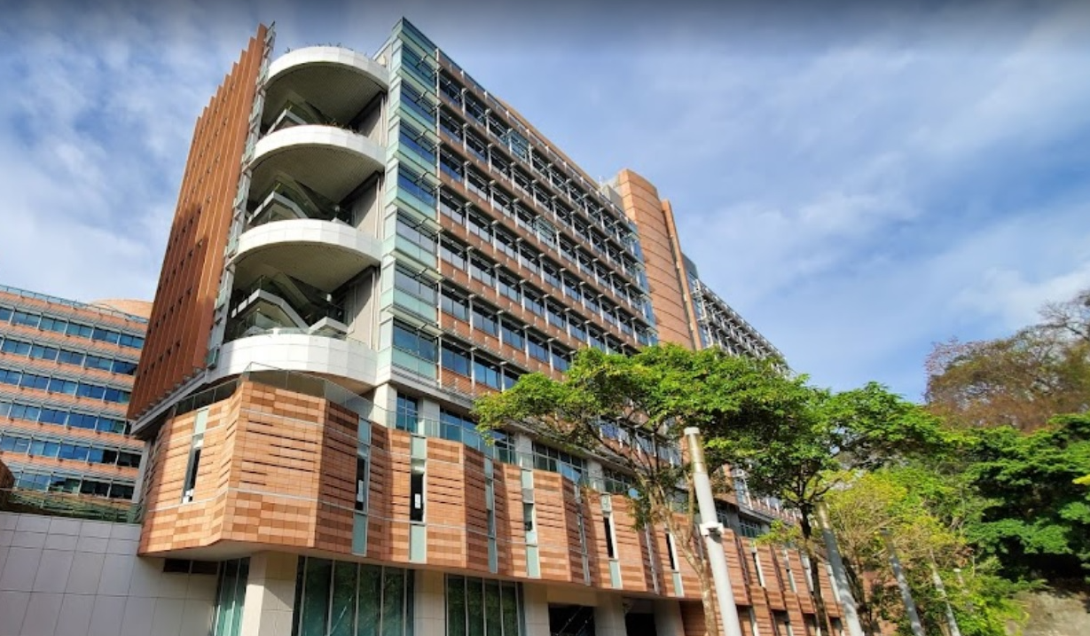 港大有男子危坐平台。