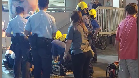 救援人員為男子搶救。(「馬鞍山之友」影片截圖)