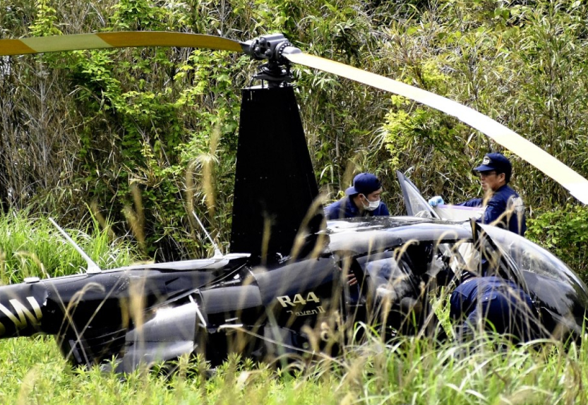 直升機返回機場途中因引擎故障停止轉動，緊急迫降山區附近草地。