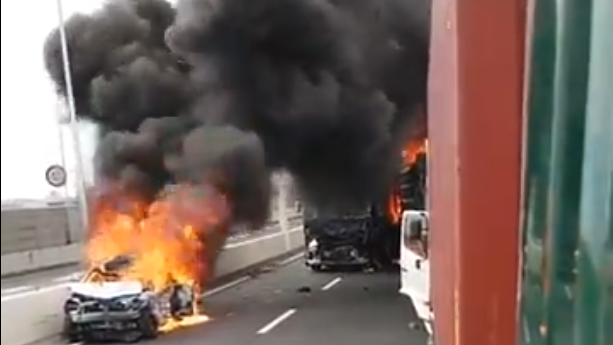 日本首都高速發生嚴重交通意外造成3人死亡。(影片截圖)