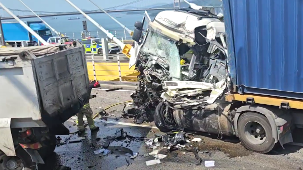 貨車車頭嚴重損毀。(影片截圖)